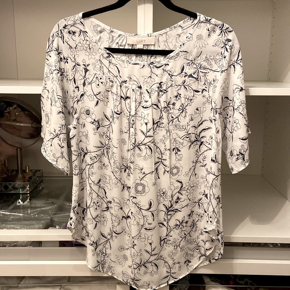 Mixed media loft blouse. Silky front, jersey back